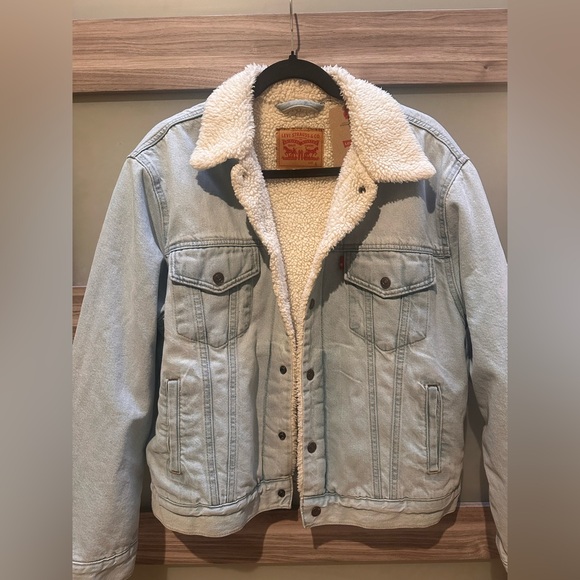 Levi's Jackets & Blazers - Levi’s Ex-Boyfriend Sherpa Trucker Jacket – Light Wash – Size L NWT 💙